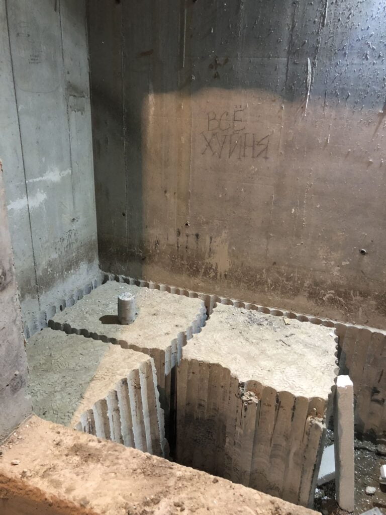 Betonschneiden mit Diamanttrennsägen auf einer Baustelle